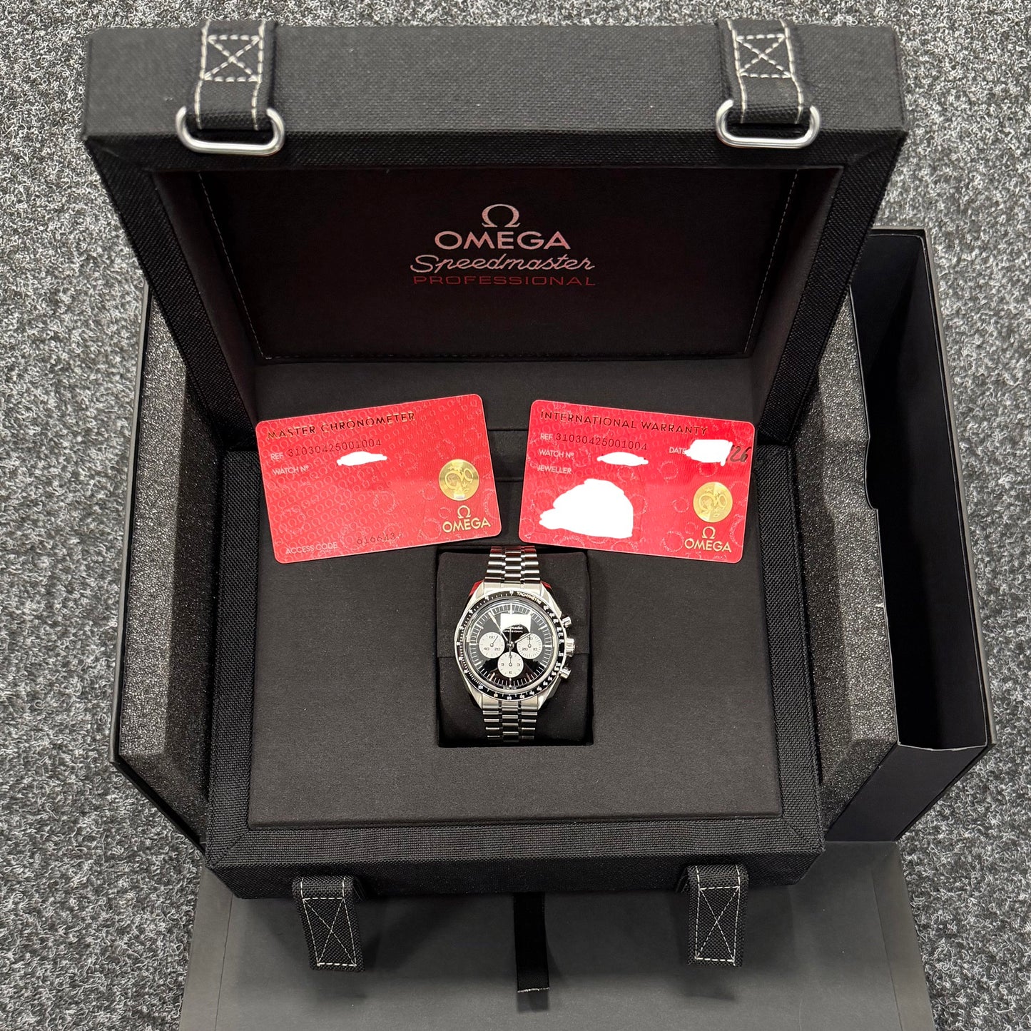 Omega Speedmaster Professional Moonwatch „Reverse Panda“ - 310.30.42.50.01.004