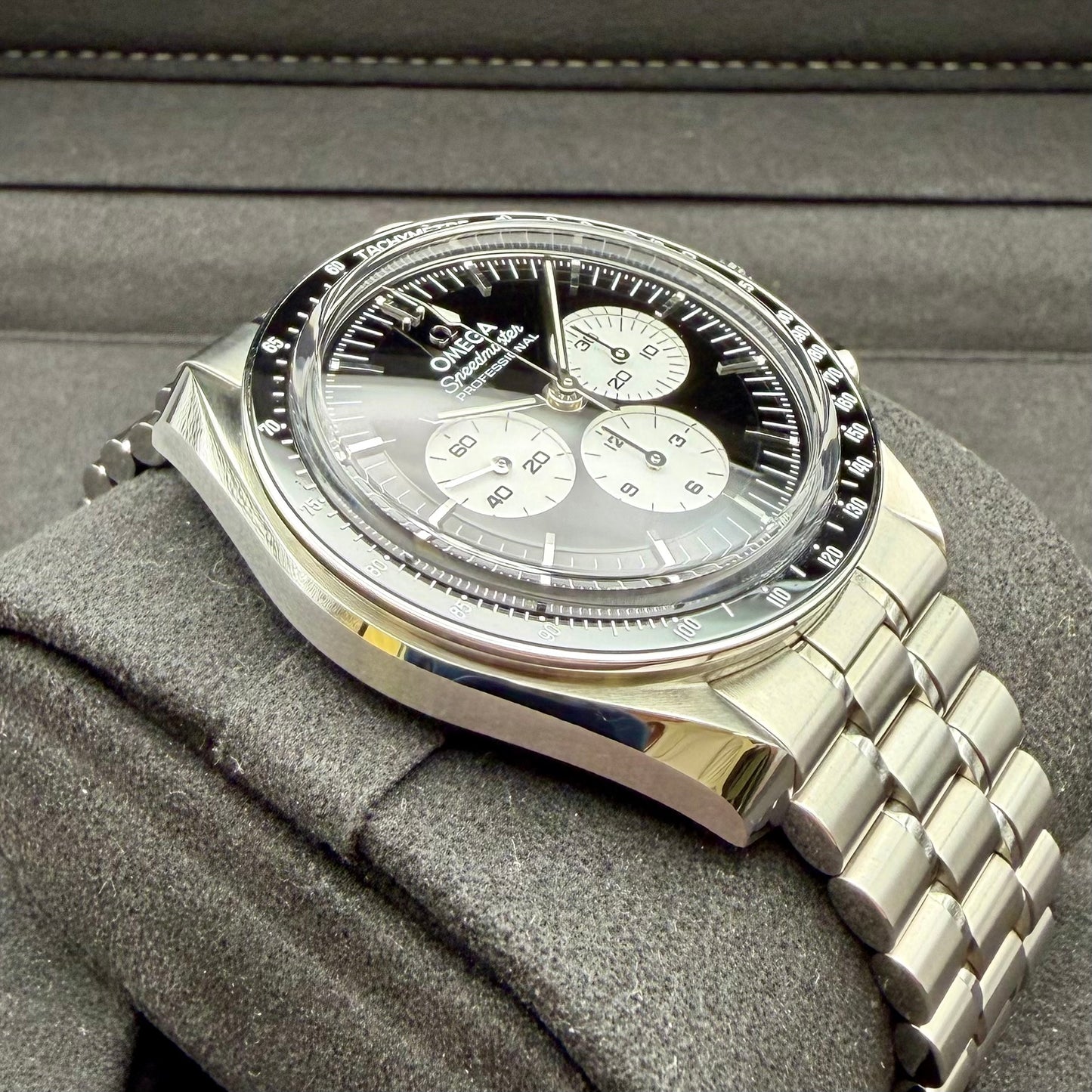 Omega Speedmaster Professional Moonwatch „Reverse Panda“ - 310.30.42.50.01.004