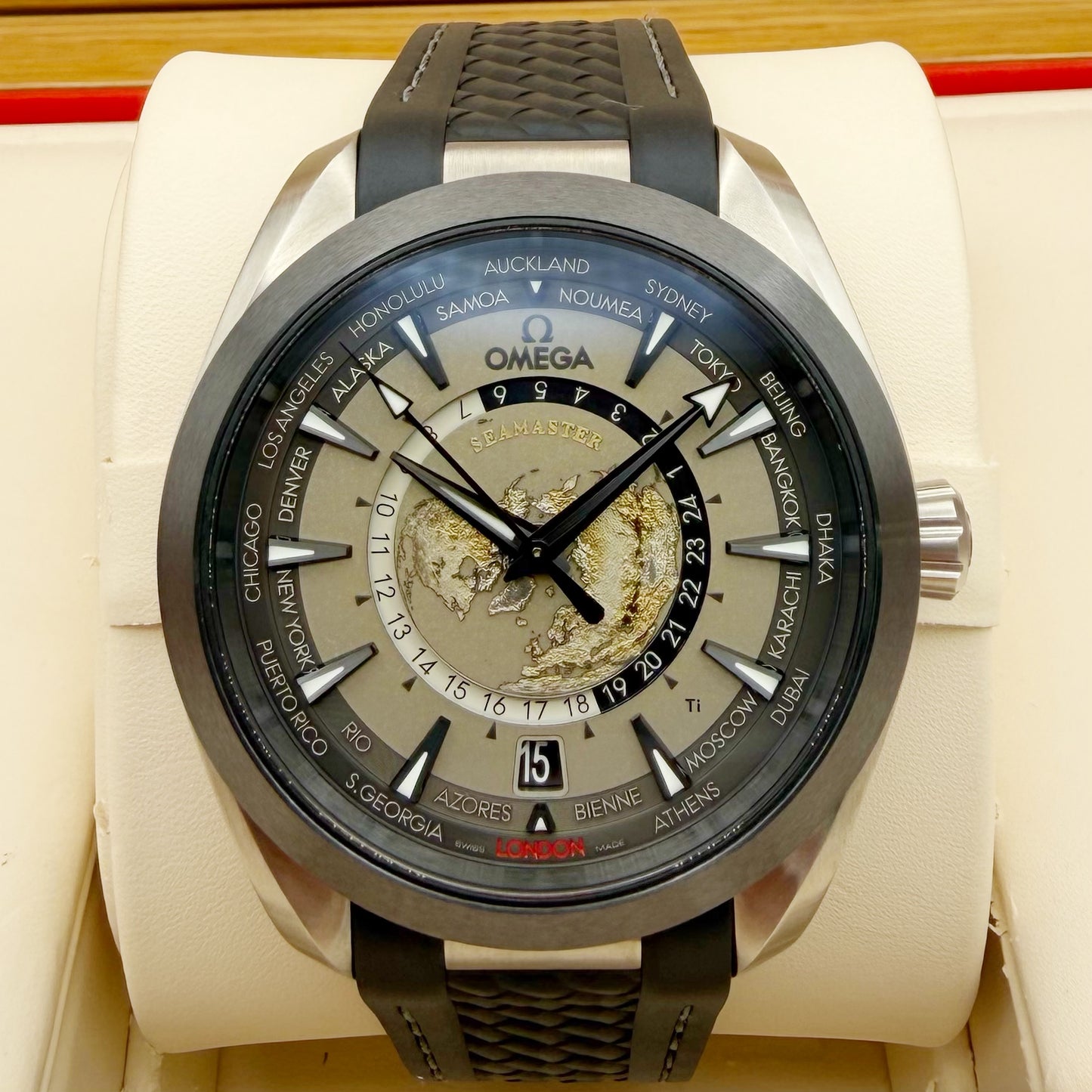 Omega Seamaster Aqua Terra GMT Worldtimer - 220.92.43.22.99.001