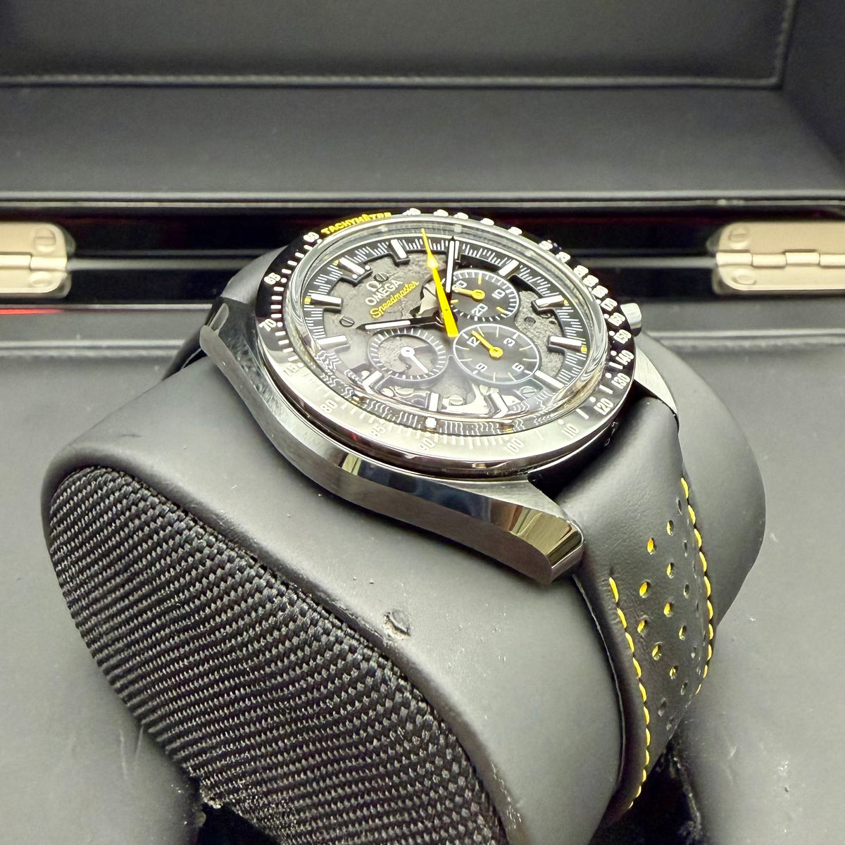 Omega Speedmaster Dark Side of the Moon Apollo 8 - 311.92.44.30.01.001
