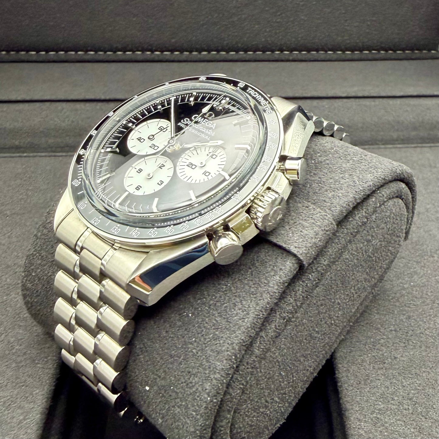 Omega Speedmaster Professional Moonwatch „Reverse Panda“ - 310.30.42.50.01.004