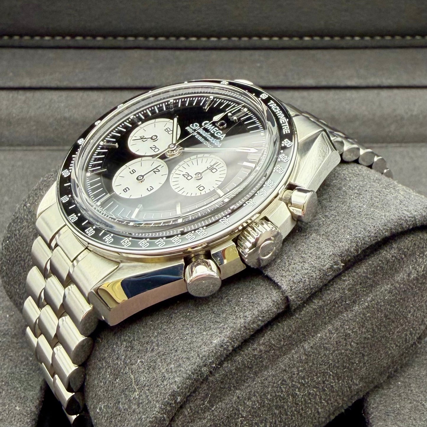 Omega Speedmaster Professional Moonwatch „Reverse Panda“ - 310.30.42.50.01.004