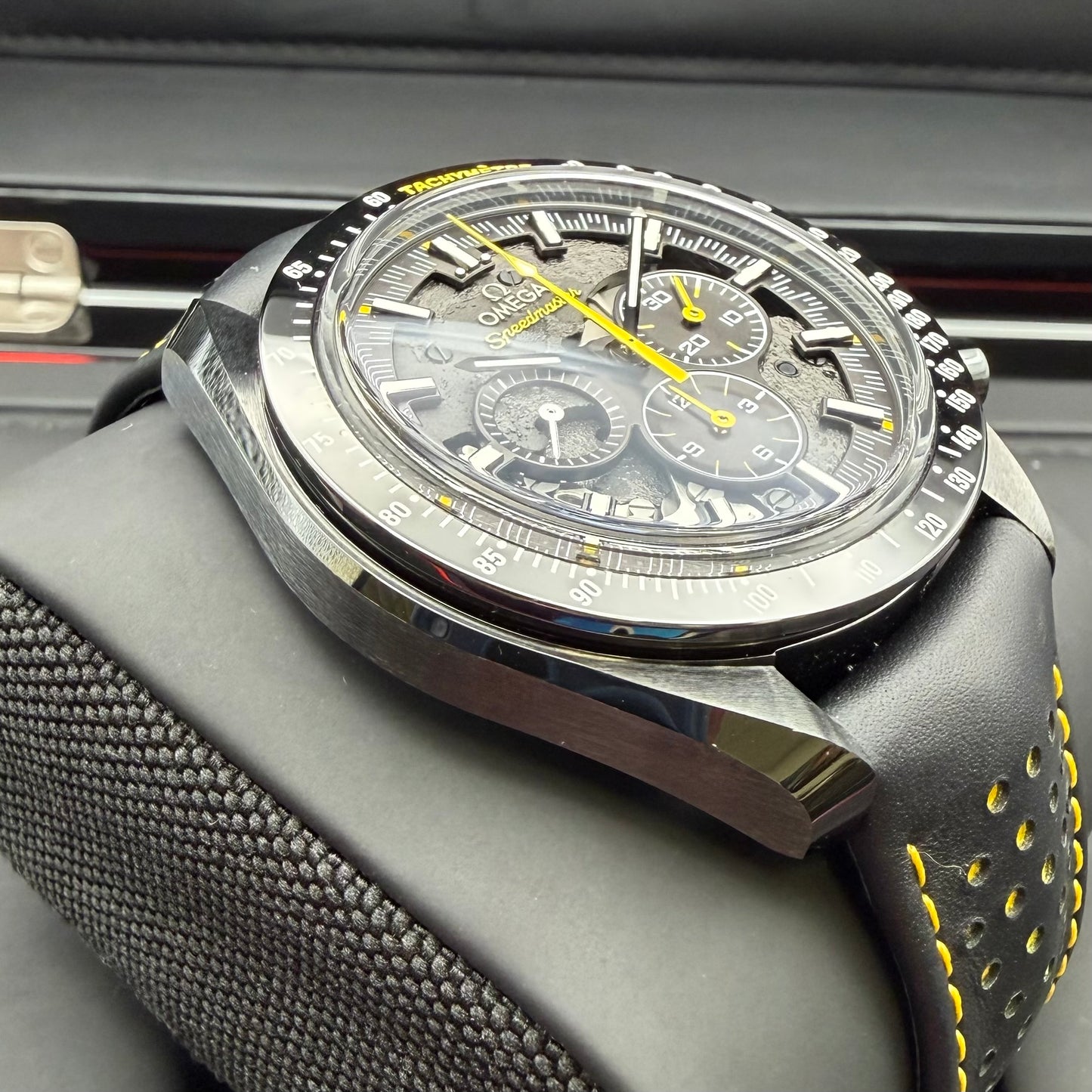 Omega Speedmaster Dark Side of the Moon „Apollo 8“ - 311.92.44.30.01.001