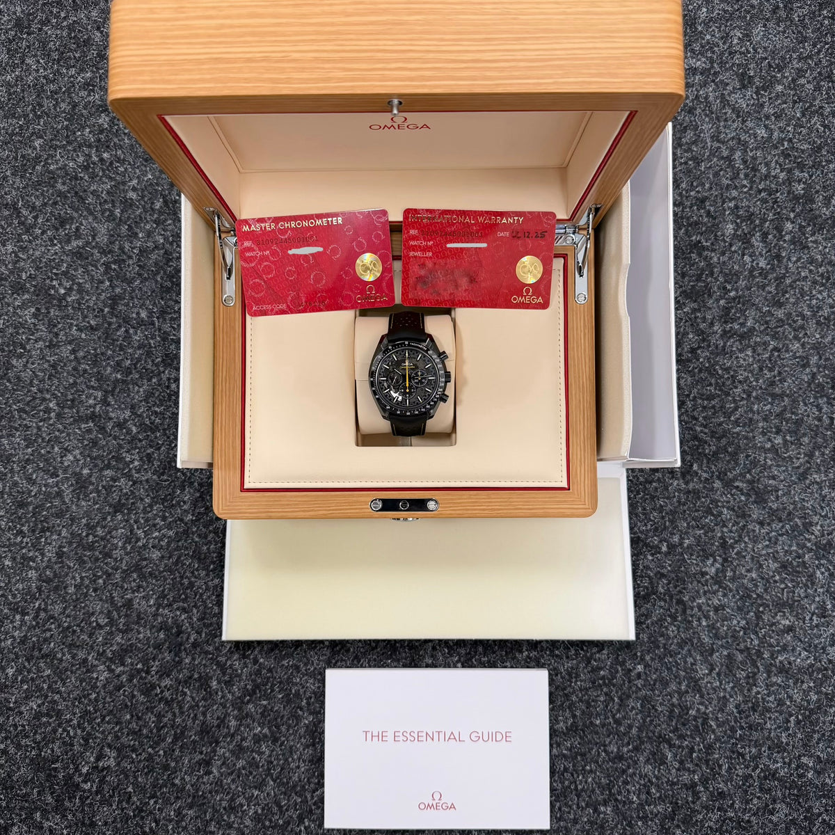 Omega Speedmaster Dark Side of the Moon Apollo 8 - 310.92.44.50.01.001
