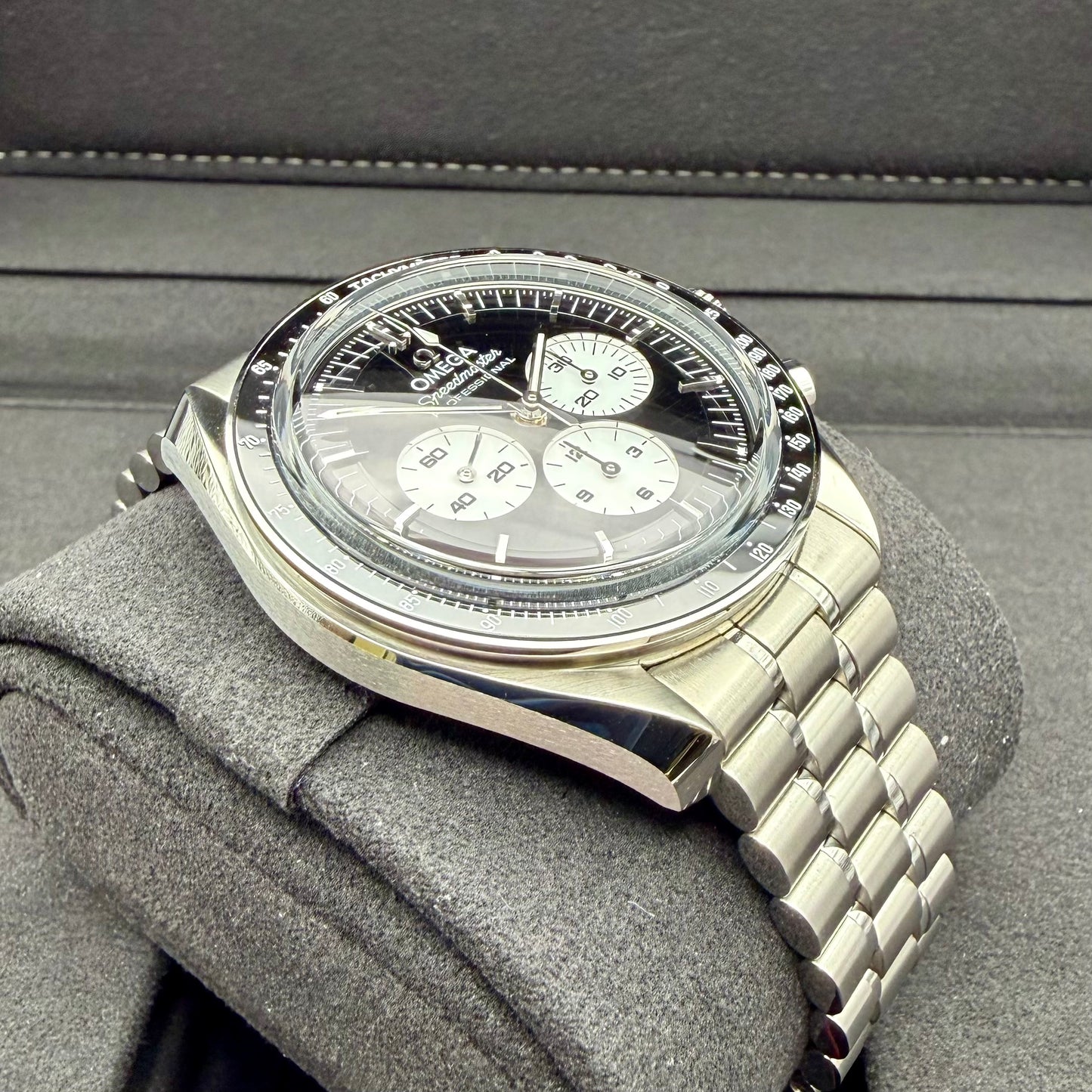 Omega Speedmaster Professional Moonwatch „Reverse Panda“ - 310.30.42.50.01.004