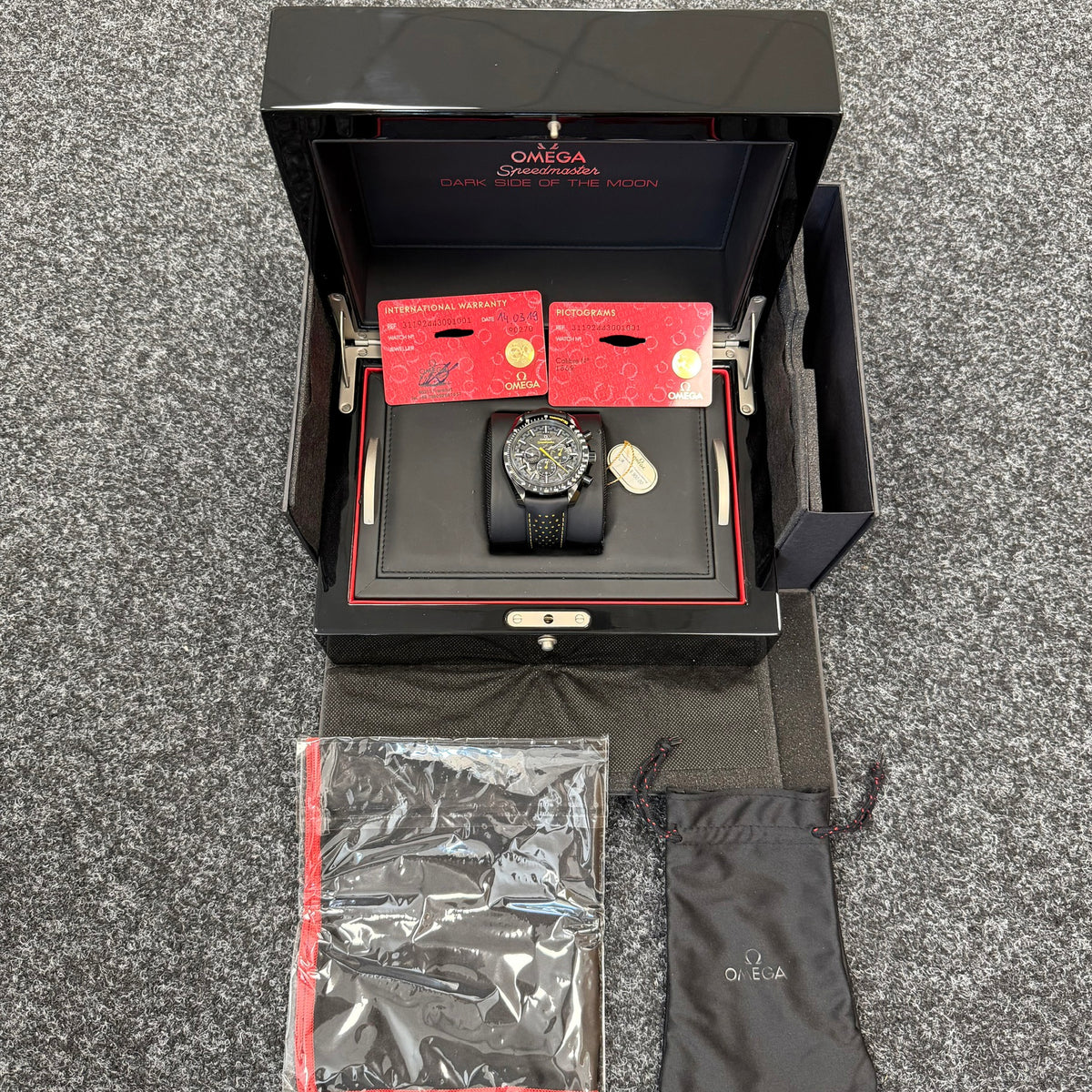 Omega Speedmaster Dark Side of the Moon Apollo 8 - 311.92.44.30.01.001