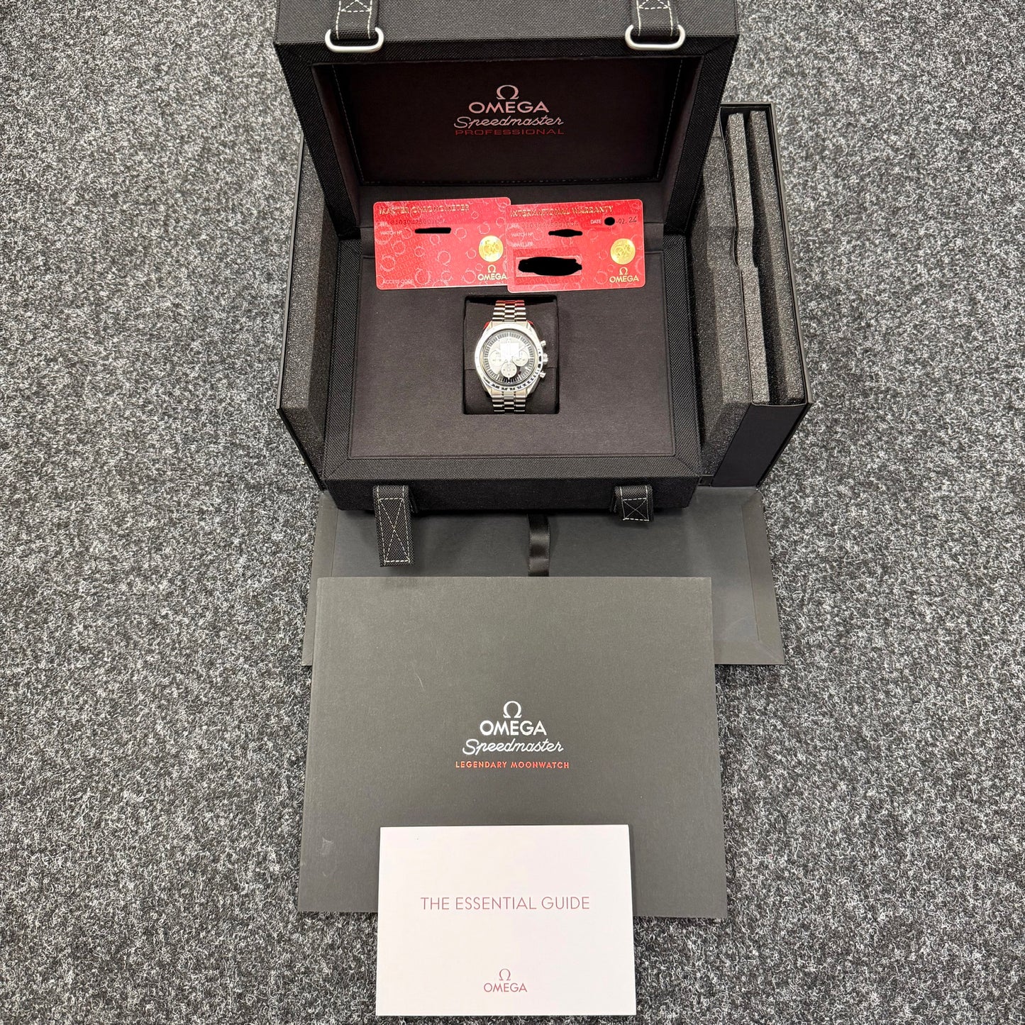 Omega Speedmaster Professional Moonwatch „Reverse Panda“ - 310.30.42.50.01.004